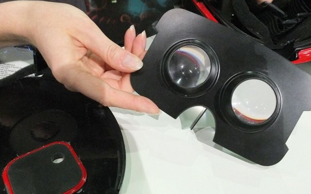 【E3 2014】VR機の新たな対抗馬！？スマートフォンを利用した4way HMD「Cmoar Personal Viewer」