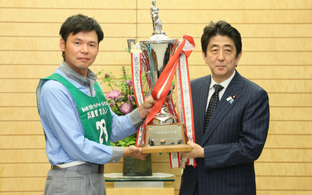 全国トラックドライバー・コンテスト優勝者にトロフィーを授与する安倍総理