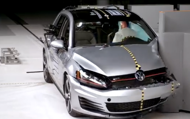 米IIHSが実施した新型VWゴルフの新スモールオーバーラップ衝突テスト