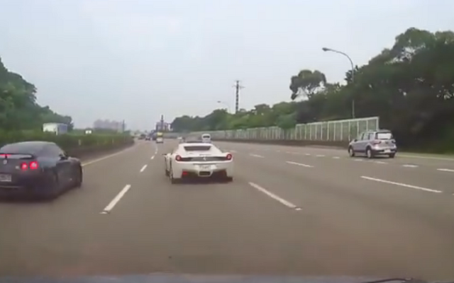 台湾の高速道路で危険走行する日産GT-Rとフェラーリ458イタリア