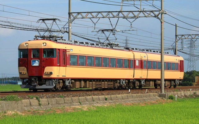 15200系「あおぞらII」の復刻塗装車。7月19日に同車を使用した湯の山線・鈴鹿線入線ツアーが行われる。鈴鹿線への入線は今回が初めて。