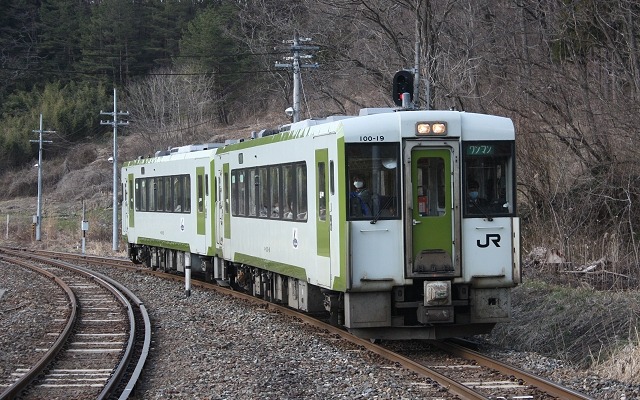 JRの普通列車用全線フリー切符「青春18きっぷ」は消費税率の改定により今夏発売分から350円の値上げだが、切符の効力は従来通り。写真は釜石線の普通列車。