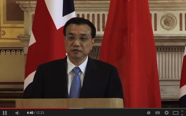 英国を訪問した李克強首相の記者会見の様子