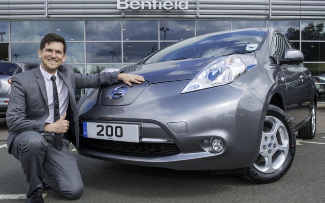 日産ベンフィールドの営業マン、ガレス・チャンドラー氏とリーフ