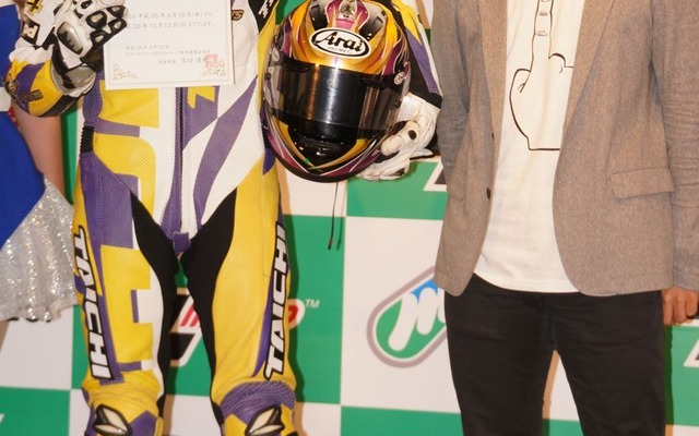 写真左から、お笑い芸人のチュートリアル福田充徳さん、元Moto GPライダーの中野真矢氏