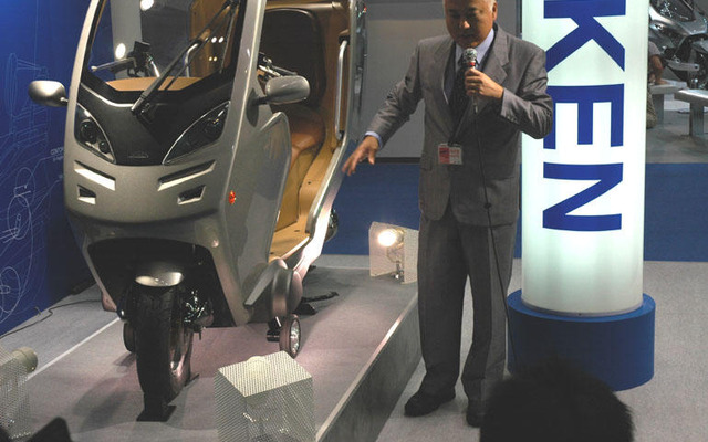 【東京モーターショー05】立ちコケしない2輪車…動研