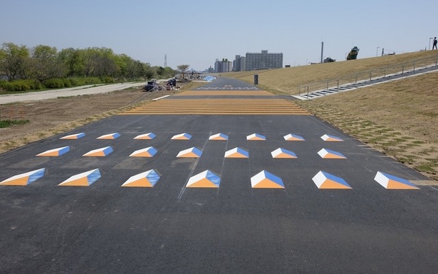 荒川の緊急用河川敷道路に施された自転車を減速させるための舗装