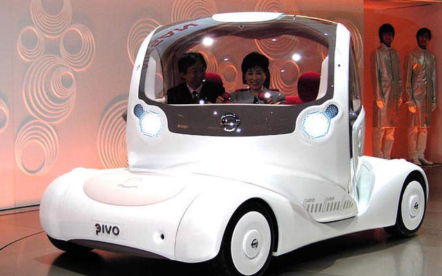 【東京モーターショー05】小池環境大臣、日産 ピボ に乗る