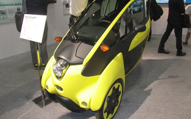 トヨタi-ROAD。完成度は高く、すぐにでも量産化できそうなレベルに思える