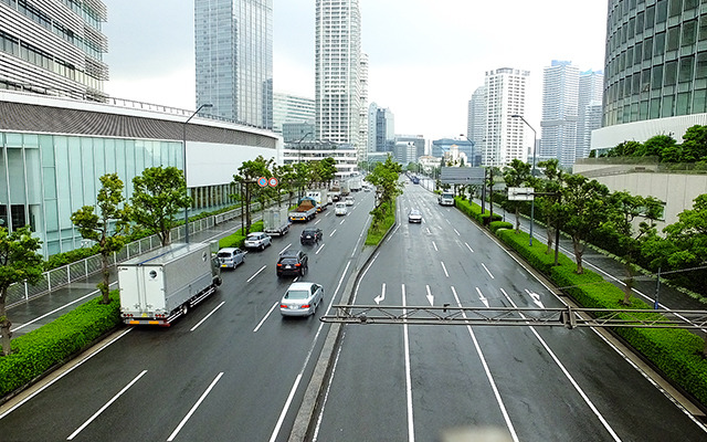 スタート地点のみなとみらい大橋。左が日産本社