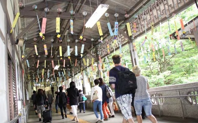 南海は今夏も極楽橋駅の「風鈴トンネル」を実施。約500個の風鈴を通路天井からぶら下げる。