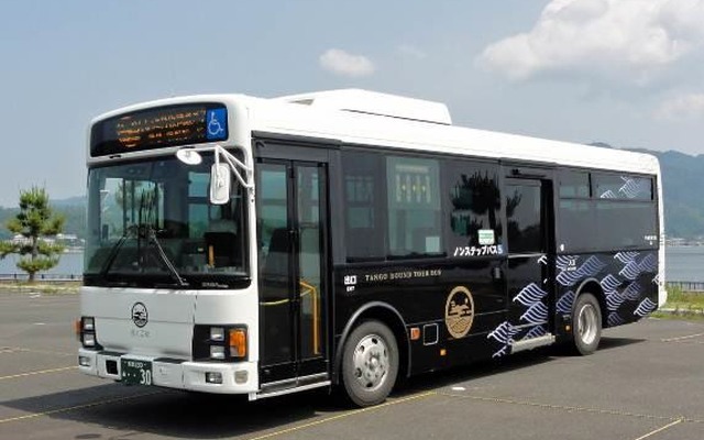 「海の京都」事業にあわせて運転される丹後半島周回バス「ぐるたんバス」。使用車両のうち2両はラッピングバスとなる。