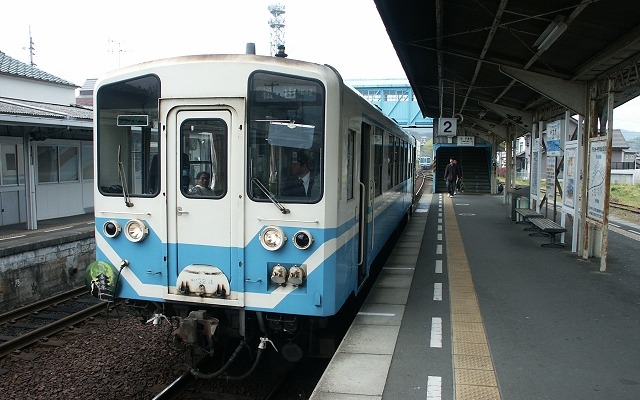 「愛ある伊予灘・南予1日フリーきっぷ」は、「愛ある伊予灘線」の愛称が付けられた伊予市～伊予大洲間（伊予長浜経由）を含む松山～宇和島間が1日に限り、伊予長浜・内子経由とも自由に乗り降りできる。写真はフリー区間の伊予大洲駅で発車を待つ普通列車。