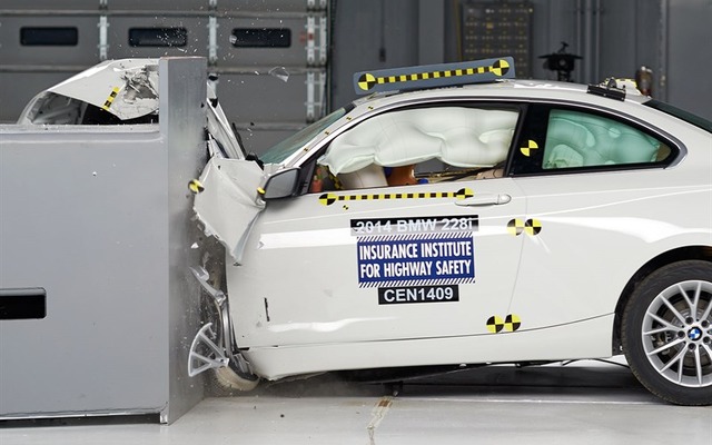 BMW 2シリーズクーペのIIHS新スモールオーバーラップ衝突テスト