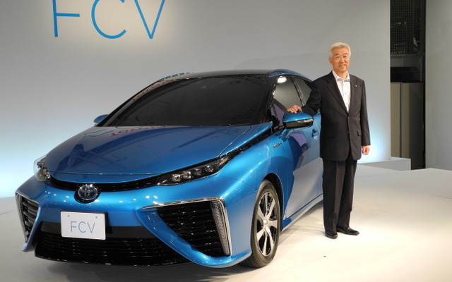 トヨタ自動車の加藤光久副社長とFCV