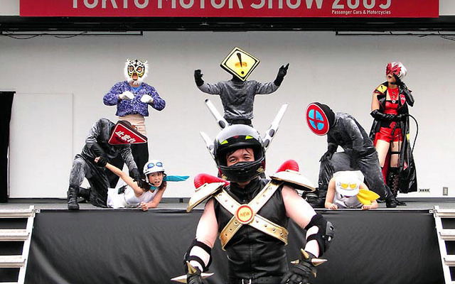 【東京モーターショー05】意外な人気!?　“お笑いアンゼンジャー”