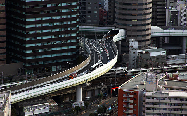 大阪駅付近を走るリムジンバス