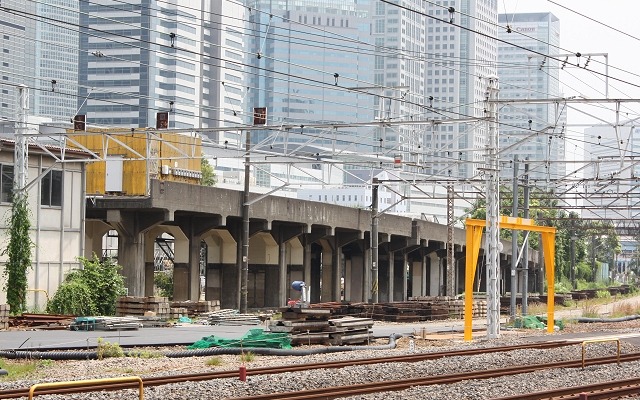 品川駅の北側に放置されている、幻の「京浜急行線」の高架橋。新駅の整備を含む再開発プロジェクトの進ちょくに伴い、そう遠くない時期に撤去されるとみられる。