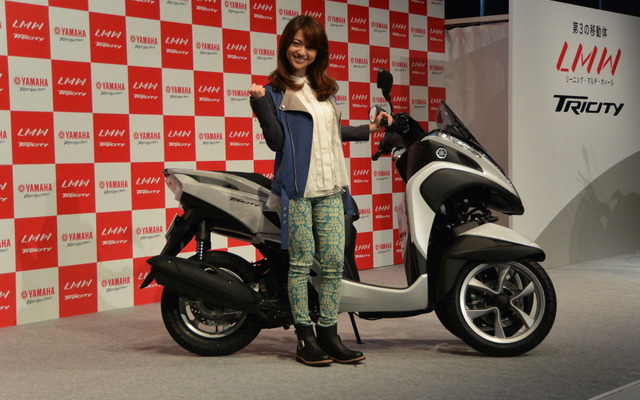 ヤマハ発動機 トリシティ MW125 発表会。手前は女優の大島優子さん