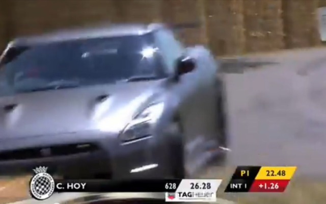 日産 GT-R NISMOがグッドウッドのヒルクライムでコースアウト