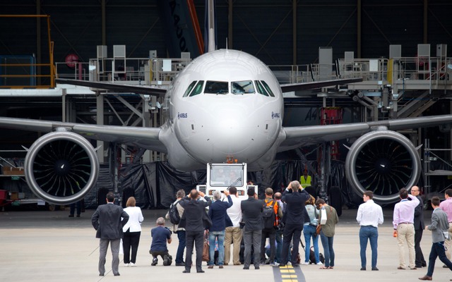 エアバス、A320neo初号機がロールアウト