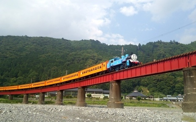 【夏休み】本物の蒸気機関車の「きかんしゃトーマス」、大井川鐵道を走行