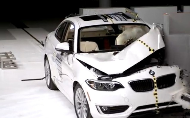 米IIHSが実施したBMW2シリーズクーペの新スモールオーバーラップ衝突テスト