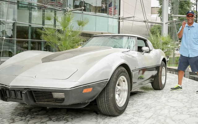ジョージ・タリーさんと愛車の1979年式シボレーコルベット