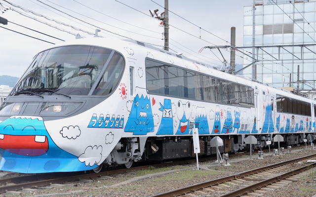 富士急行は7月12日から運行を開始する新型の『フジサン特急』8000系を公開。写真は3号車のクモロ8051
