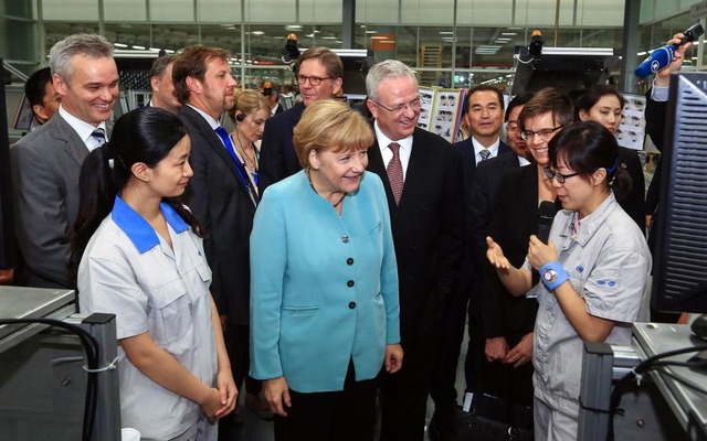 VWグループの中国成都工場を訪れた独メルケル首相