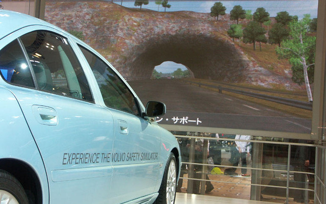 【東京モーターショー05】実車の挙動を通じて安全運転を学ぶ…ボルボ