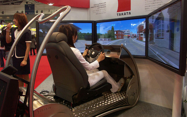 【東京モーターショー05】3面ワイドスクリーンで最新型シートベルトを体感