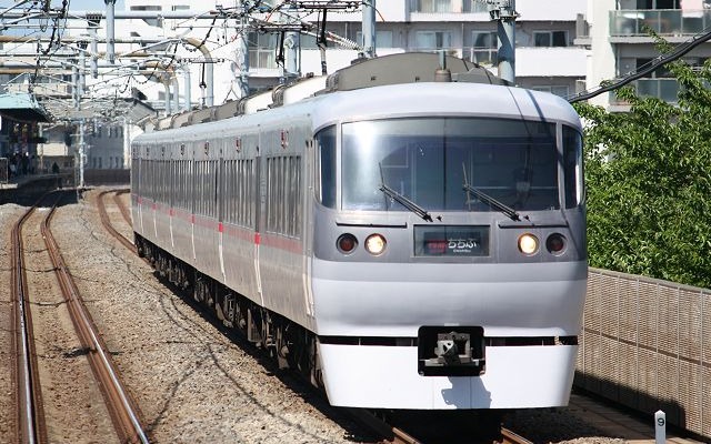 「現在公開可能な情報」によると、西武鉄道は8月に「進撃の巨人」とコラボしたスタンプラリーを実施する。写真は西武の「紅蓮の弓矢号」こと特急レッドアロー。