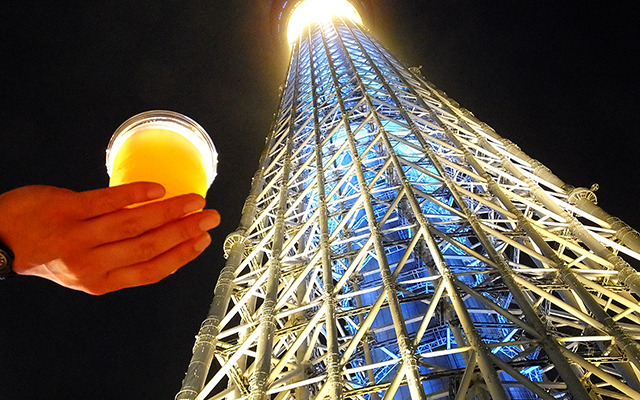 ビール片手に東京スカイツリーを見上げて