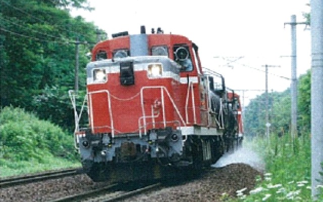 JR北海道が2000年度から運転してきた「散水列車」。レール管理の強化により本年度以降の運行を取りやめる。