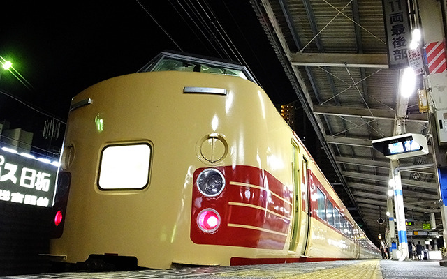 稲毛駅に停車中の189系「快速山梨富士4号」