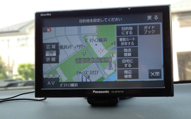 ダッシュボード上に簡単に取り付けられるポータブルナビ。でもCN-GP747VDは測位能力の高さが自慢だ