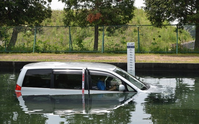 JAF・水没車両の脱出テスト