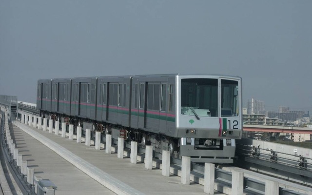 東京都交通局は7・8月に実施される花火大会にあわせ臨時列車を運転する。写真は「足立の花火」にあわせて臨時列車が運転される日暮里・舎人ライナー。