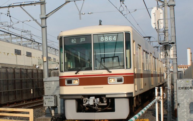 新京成電鉄は8月2日の松戸花火大会にあわせ臨時列車を運転する。写真は同社の8800形電車。