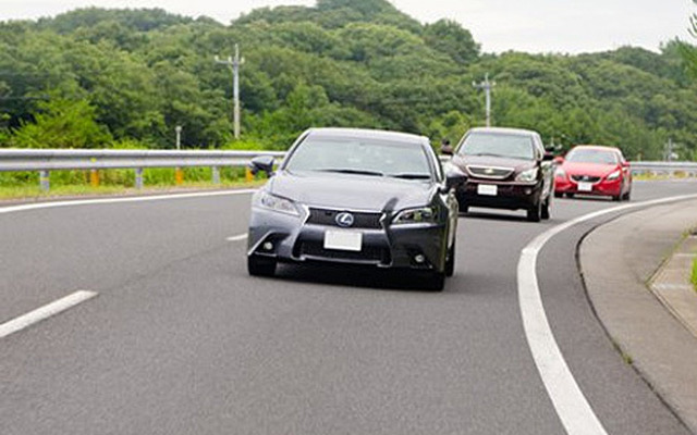 試験風景（先頭の車両が試験車）