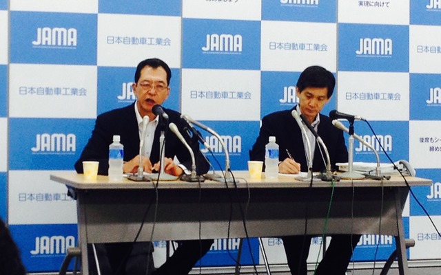 日本自動車工業会の池史彦会長（左）