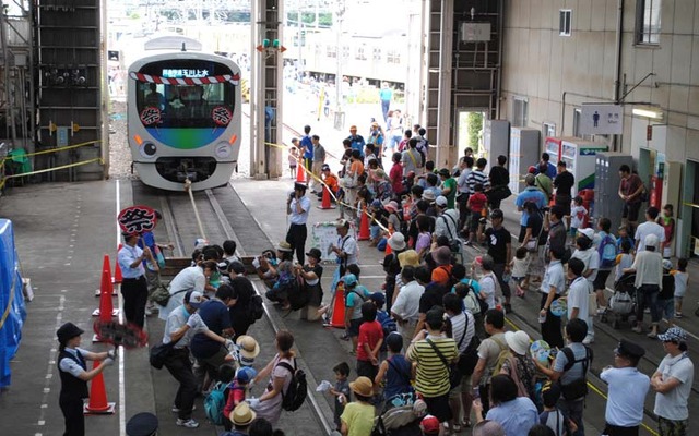 昨年の「南入曽車両基地 電車夏まつり2013」の様子。今年は8月23日に実施する。