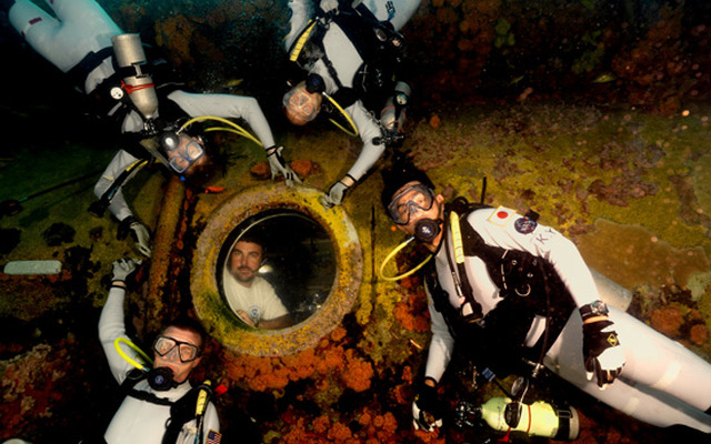 アクエリアスの前で写真撮影する油井宇宙飛行士（右下）らNEEMO16のクルー（出典：JAXA／NASA）