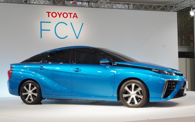 トヨタ セダンタイプの新型燃料電池自動車（FCV）