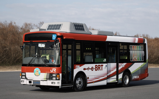気仙沼線BRTに投入された電気バス「e-BRT」。不具合で運転を見合わせていたが7月16日から運転を再開した。