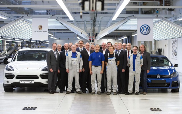 VWグループのオスナブリュック工場に並ぶポルシェカイエンとVWゴルフ