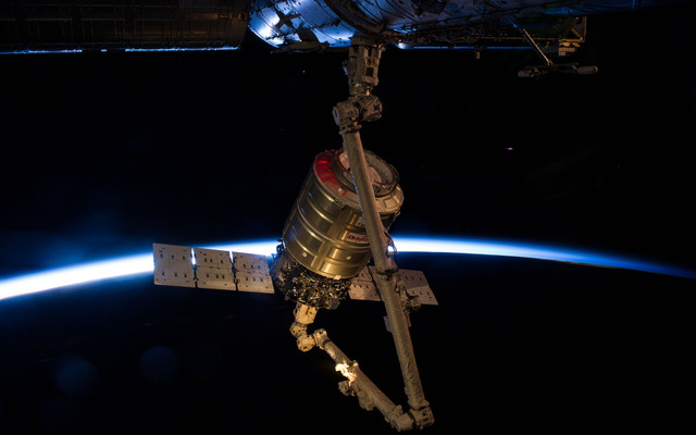 SSRMSに把持されたシグナス補給船運用2号機（出典：JAXA／NASA）