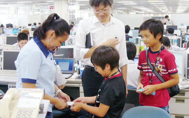 子ども参観日・職場での名刺交換の様子