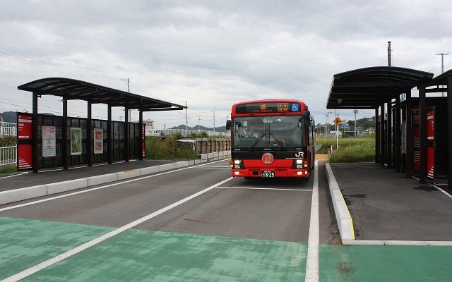 バス専用道上にある現在の大船渡線BRT大船渡駅。かさ上げを伴う土地区画整理事業が実施されるため、8月5日から同駅前後の走行路を一般道に変更し、大船渡駅も現在地より東へ70～80mの一般道上に移設される。